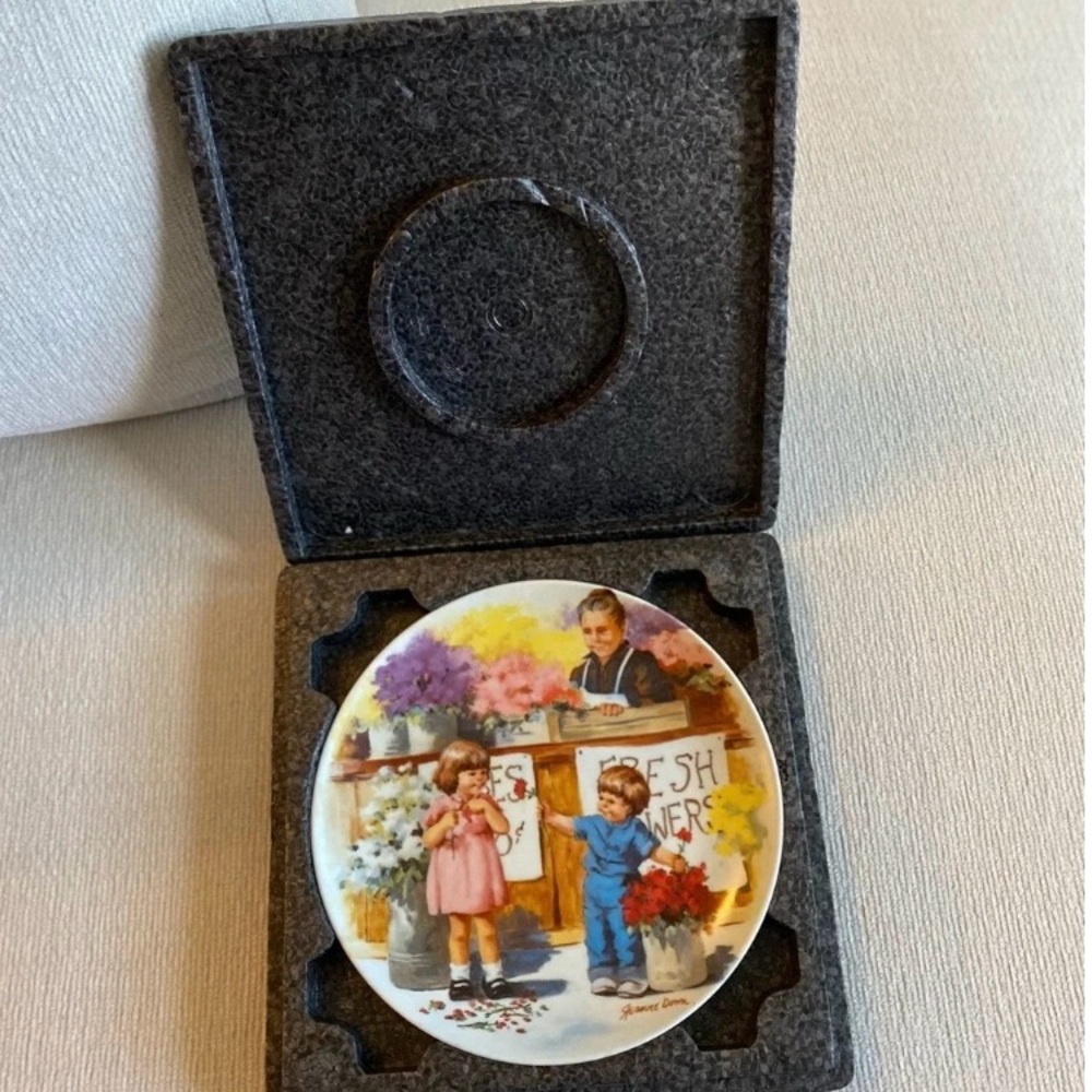 Edwin Knowles Decorative Plate The Flower Arrangement Market Scene - Picture 4 of 7